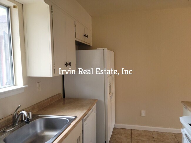 Building Photo - 3 Bedroom and 2 bath duplex