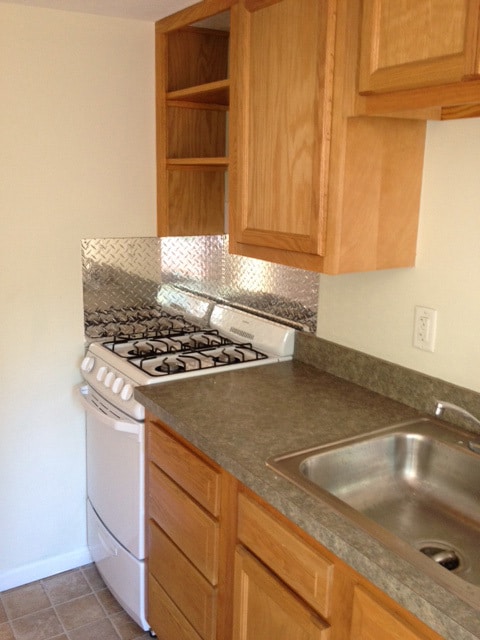 Building Photo - 127 College Pl - Utilities Included