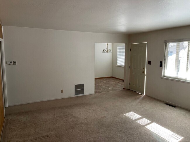 Building Photo - One level home with one car garage