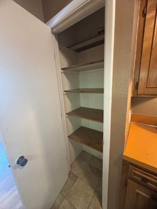 Building Photo - 2nd story 2 bedroom, 1 bath condo with cen...