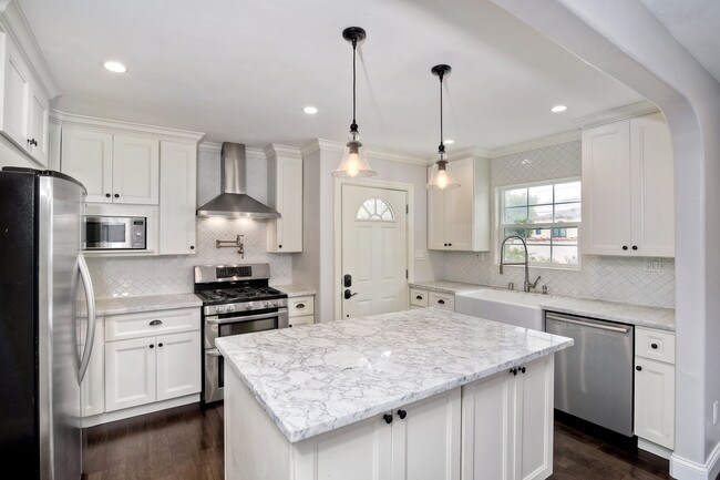 Building Photo - 2681 Narcissus Dr