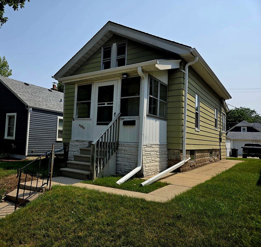 Primary Photo - 2206 S 56th St