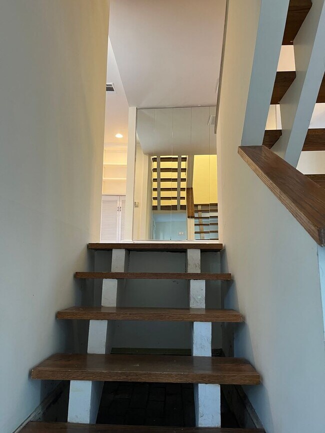 Foto del edificio - Very Spacious 2/2.5 Condo w/ Off-Street Pa...