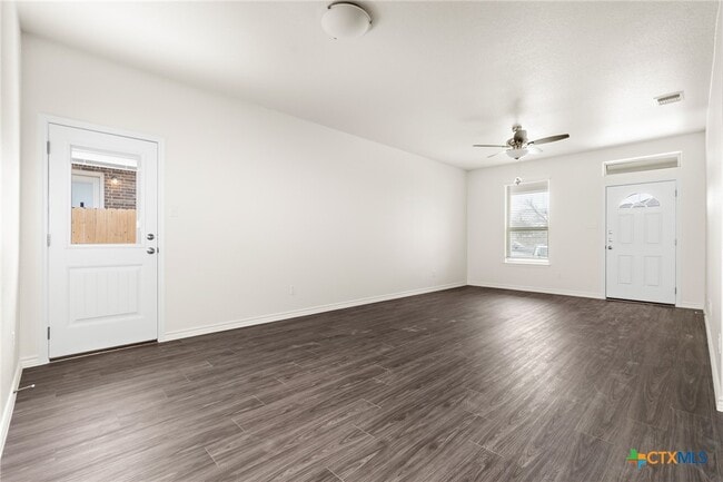 Foto del edificio - 5219 Rose Gdn Lp