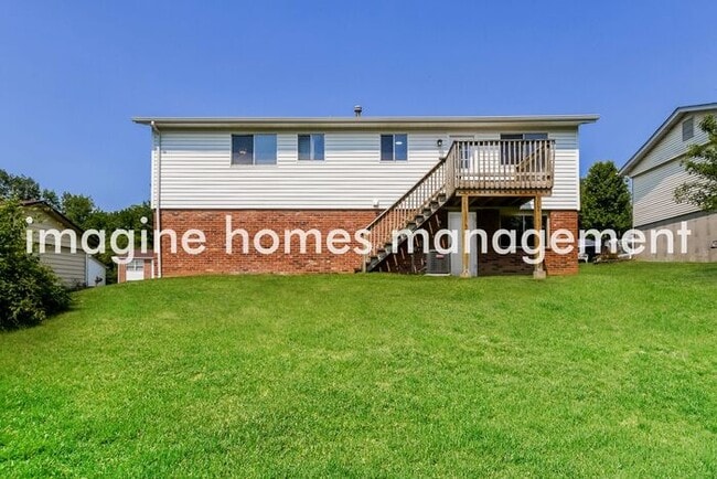 Building Photo - Pets Welcome! 3 Bedroom Split Level in St....