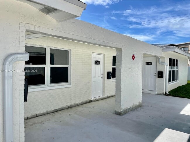 Foto del edificio - 5719 NW 28th St