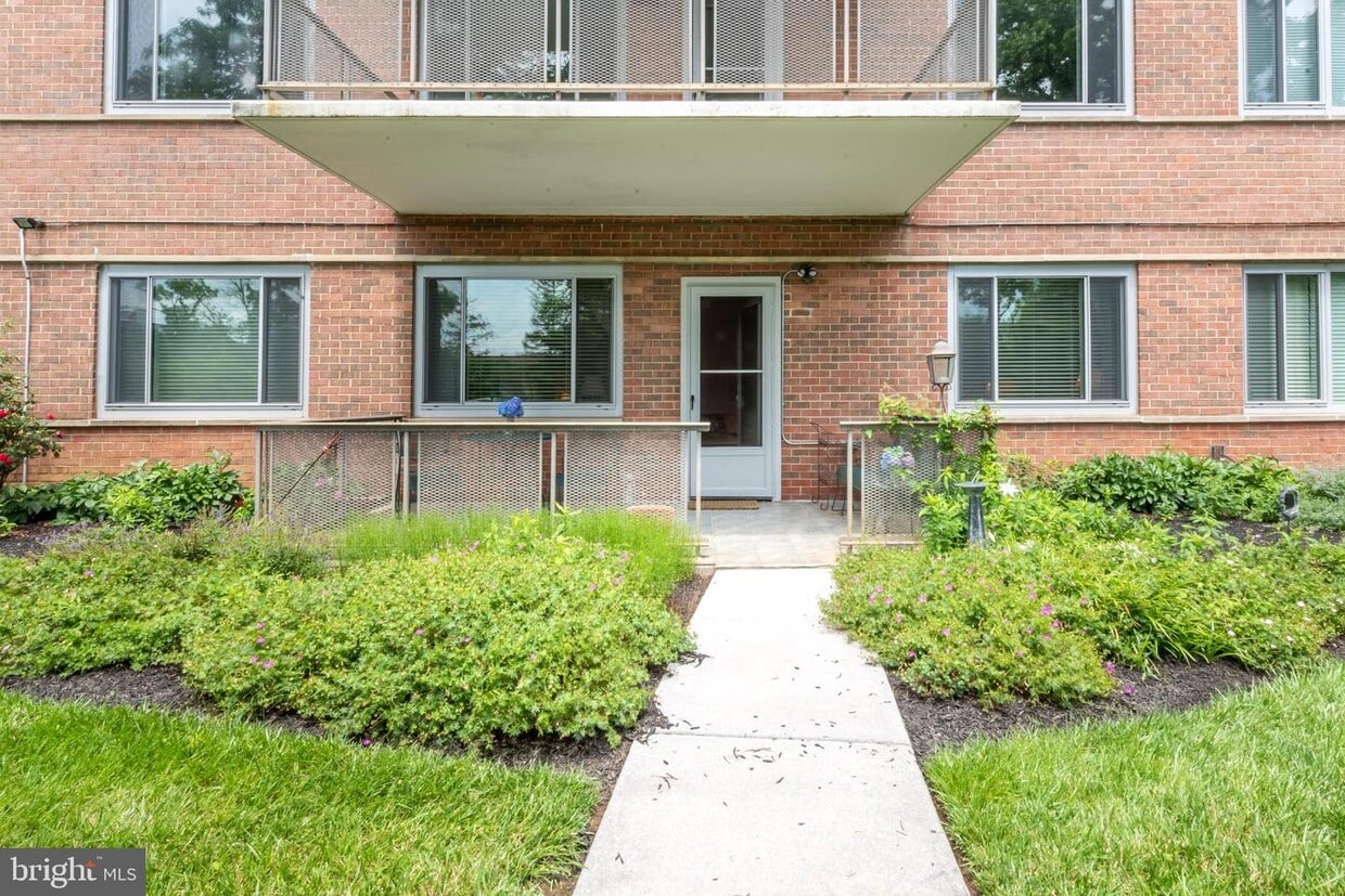 Primary Photo - 11 Slade Ave