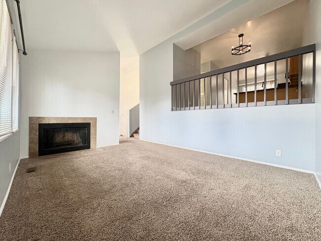 Foto del edificio - Charming 3-Bed Townhome in Holladay – Fenced Yard, Ample Parking & Prime Location