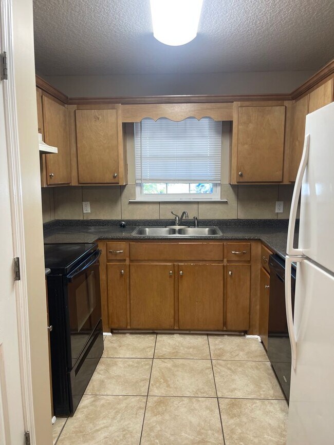 Building Photo - 24 Commons Court - 3/2 Duplex (NO SECTION ...
