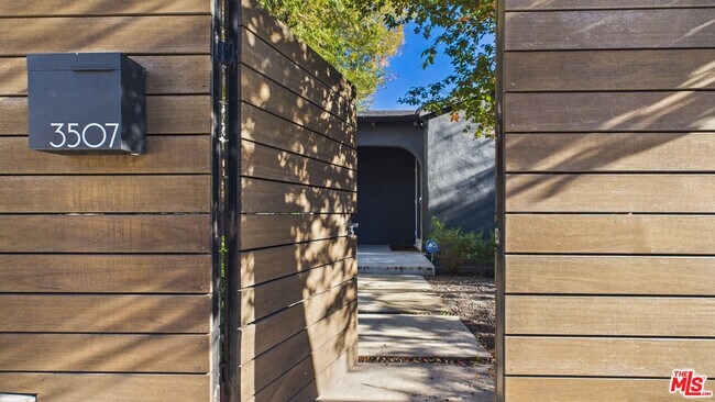 Foto del edificio - 3507 Marathon St