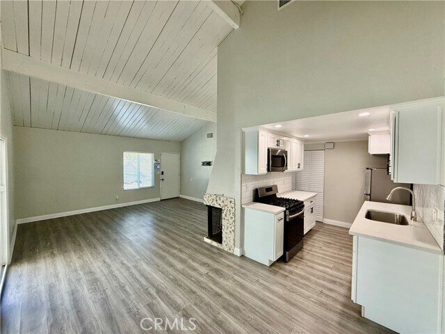 Building Photo - 1386 W 8th St