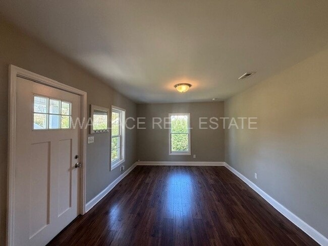 Foto del edificio - SUPER CUTE CRAFTSMAN HOME...2 BEDROOM/2 BA...