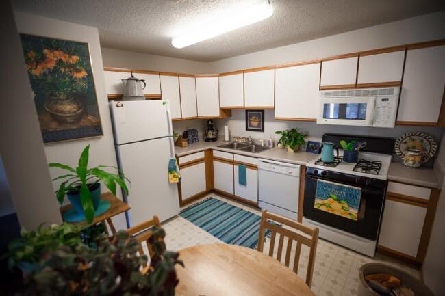 Building Photo - 2 bedroom in Iowa City IA 52240