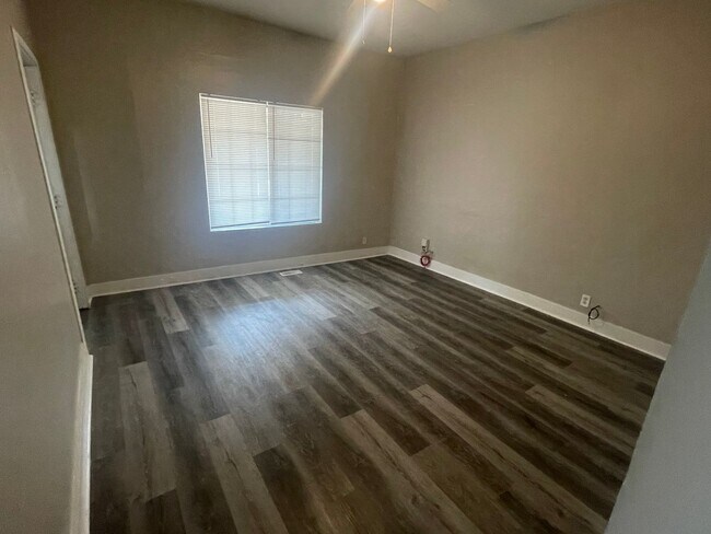 Foto del edificio - 5 Bedroom 2 Bath Single Family Home
