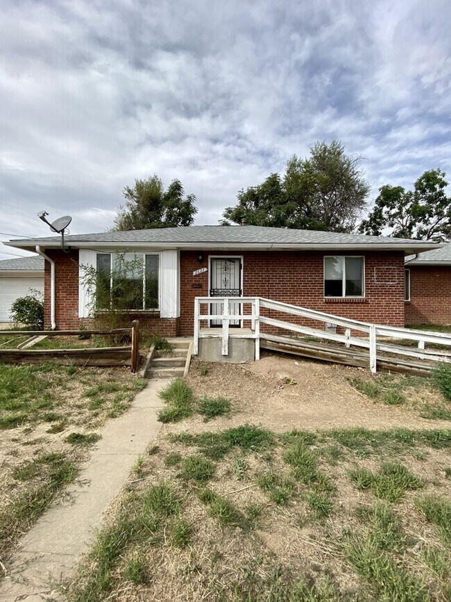 Building Photo - 2 Bedroom 1 Bathroom Ranch Centrally located in East Park Hil.
