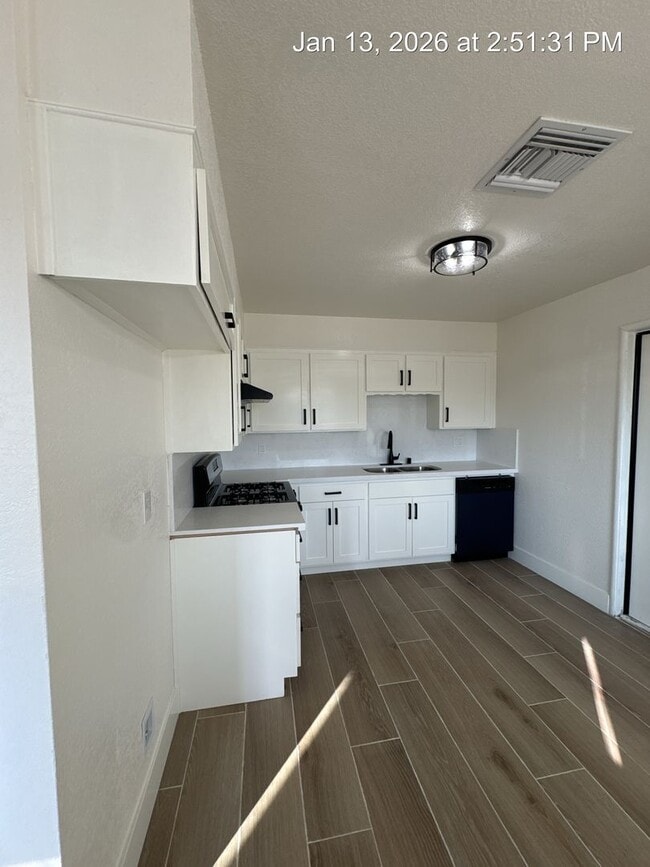 Building Photo - Charming Home Available Now!!