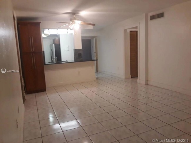 Foto del edificio - 6890 N Kendall Dr