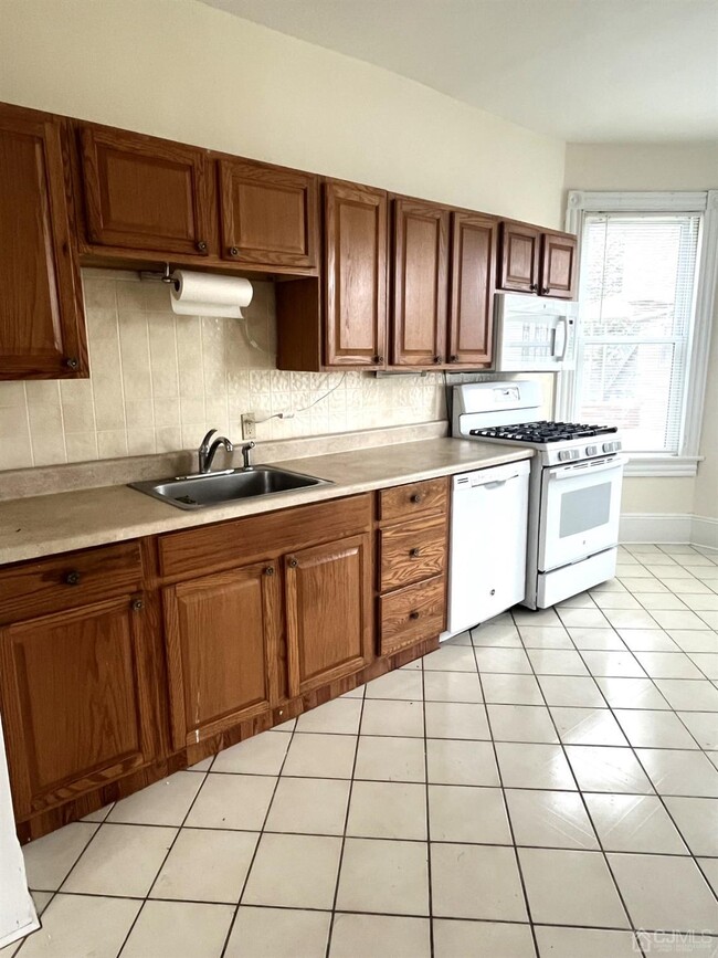 Building Photo - 20 Stephen St