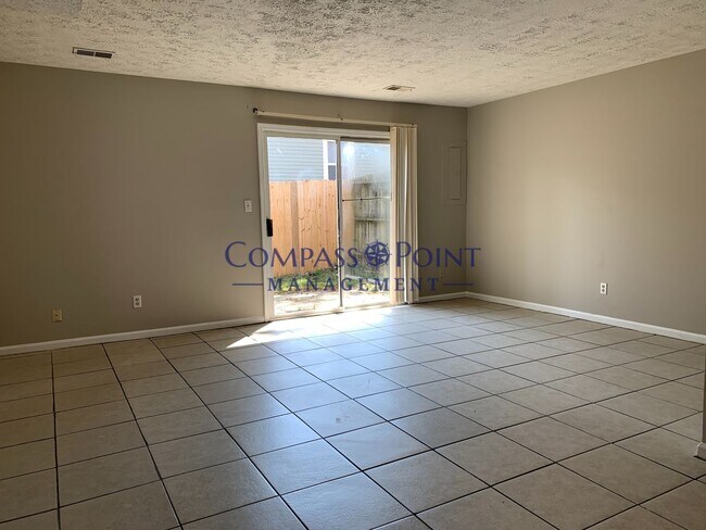 Foto del edificio - Your New 2 Story- Duplex Awaits!