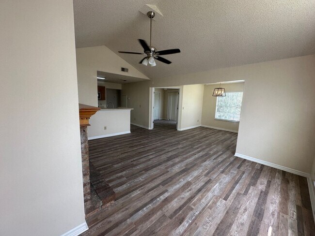 Building Photo - 3 BEDROOMS W/2 FULL BATHS, 2nd FLOOR UNIT