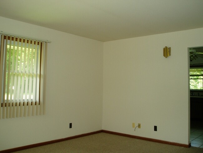 Building Photo - 207 Pfeffer Road, Unit 2 BR