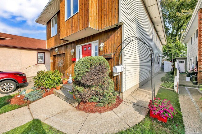 Building Photo - 523 E Pine St