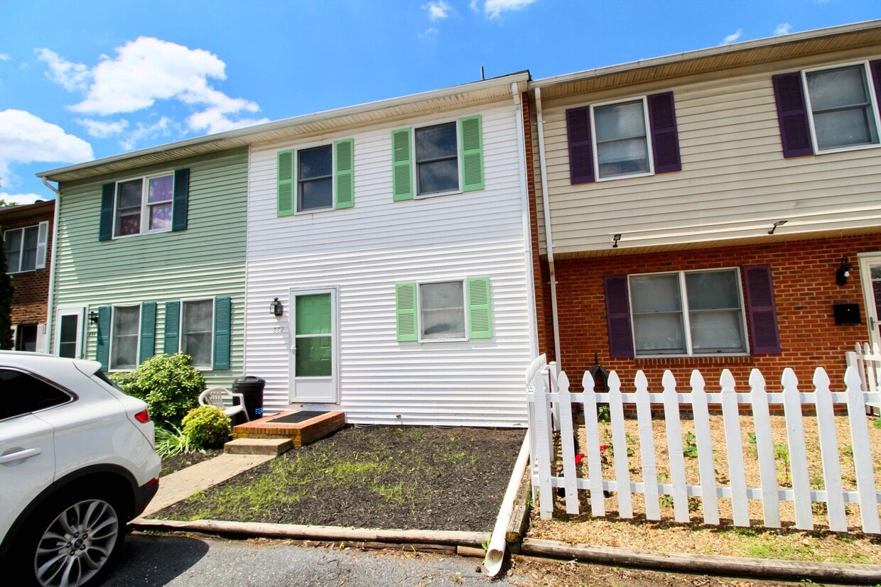 Primary Photo - Townhome with new carpet for rent in the m...