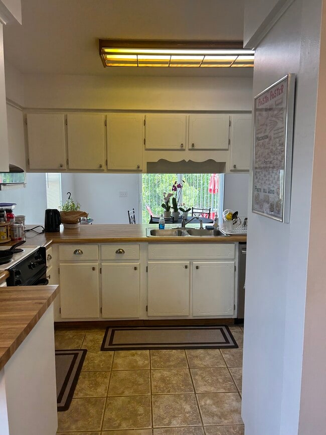Kitchen - 406 Lacosta Ave