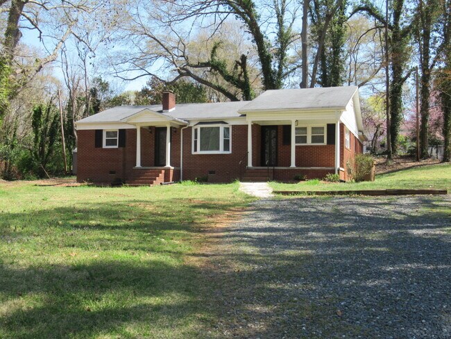 Building Photo - Charming Brick Ranch in a Convenient Lincolnton Location!