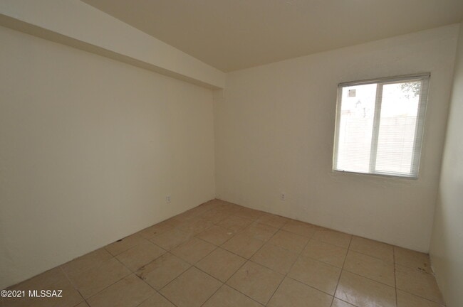 Building Photo - 20 E Susana St