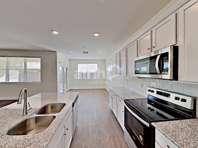 Building Photo - 5925 W Columbine Dr