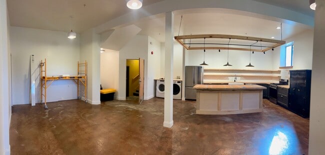 Building Photo - 8 Main St