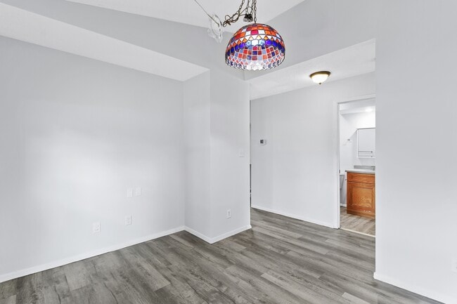 Building Photo - 2302A Melrose Dr