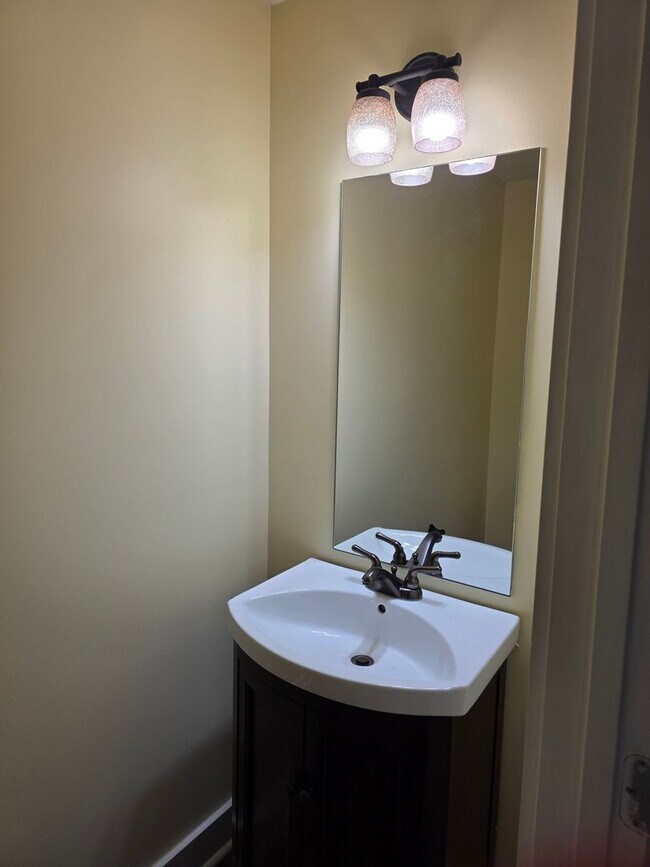 Foto del edificio - Large 3 Bedroom Townhouse in South Nashville