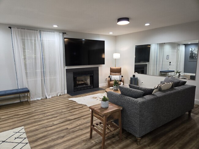 Foto del edificio - 319 Silverberry Ct
