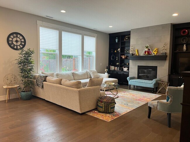 Foto del edificio - Fabulous 5 BD* 3 BA* + LARGE Bonus Room* S...