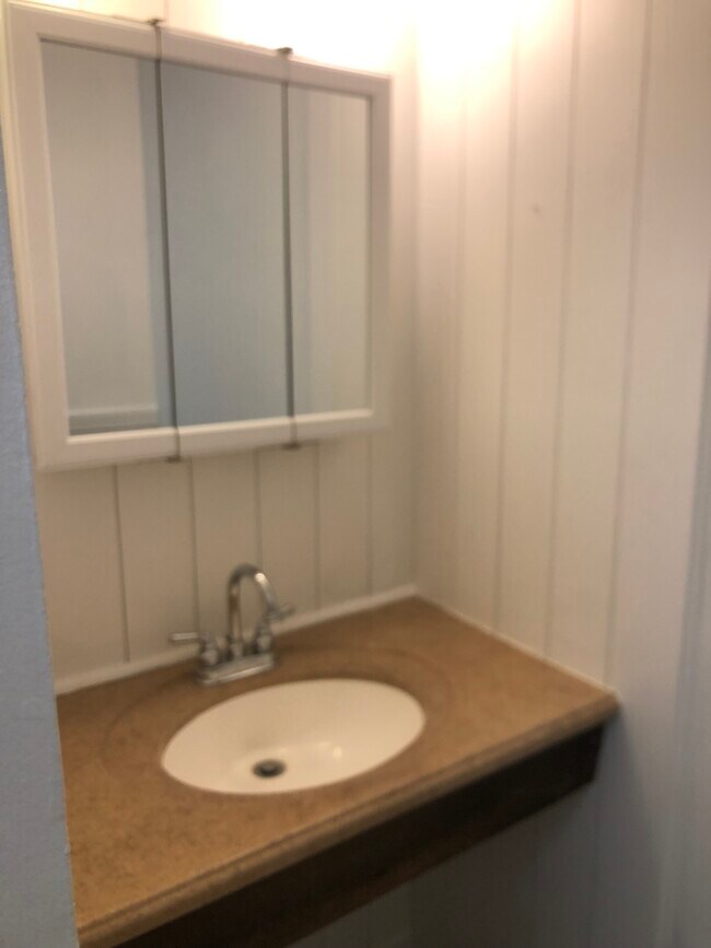 baño - 107 W 3rd St