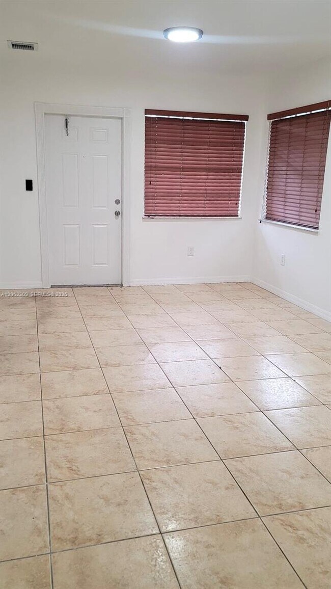 Foto del edificio - 3250 NW 94th St