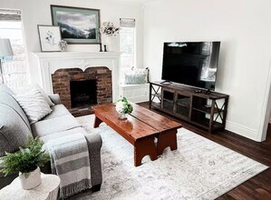 Building Photo - 2669 Iowa Ave