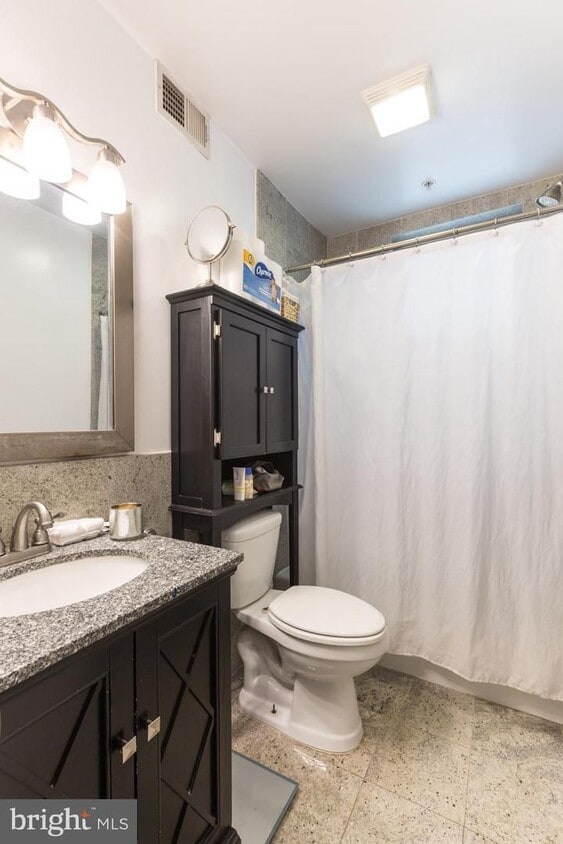 Newly Renovated South St Apartments - Newly Renovated South St Apartments