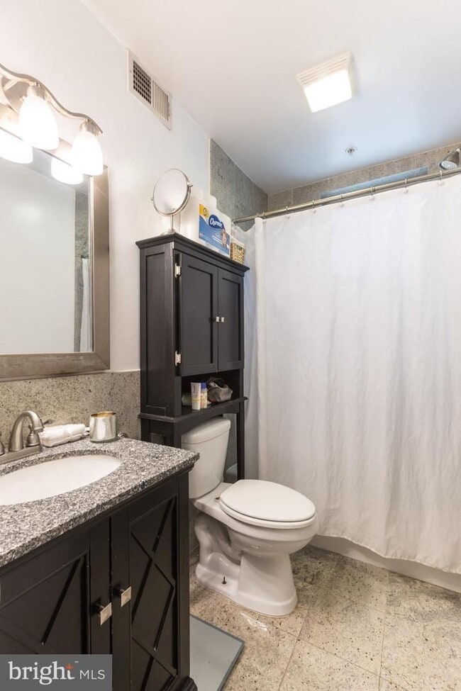 Newly Renovated South St Apartments - Newly Renovated South St Apartments