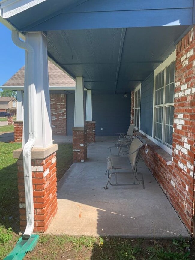 Building Photo - This delightful rental presents three bedr...