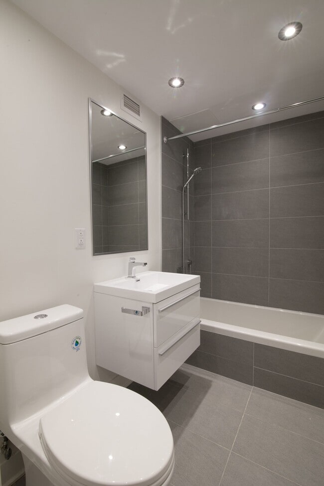 Building Photo - 3435 Rue Drummond