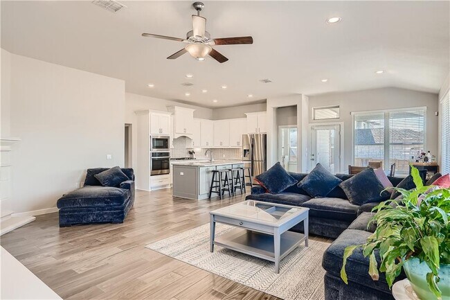 Building Photo - 7901 Catbird Ln