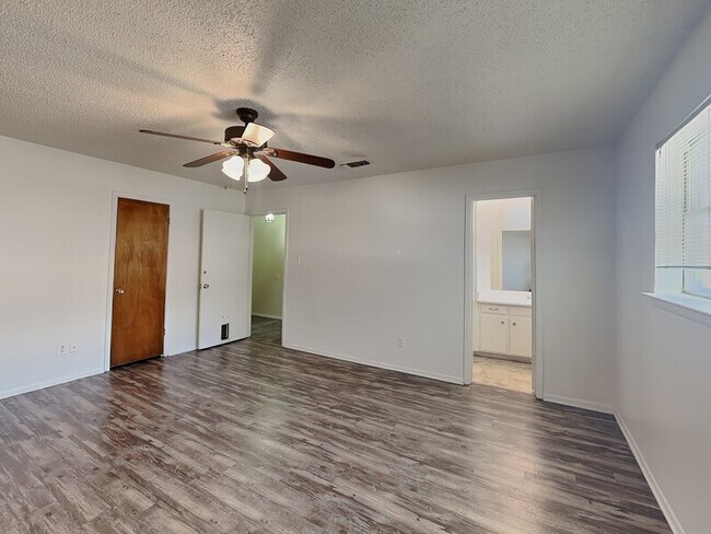 Foto del edificio - 6220 Wheaton Dr