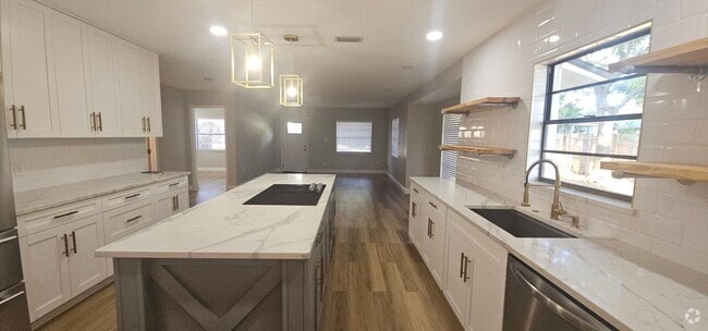 Building Photo - 5802 N Suwanee Ave