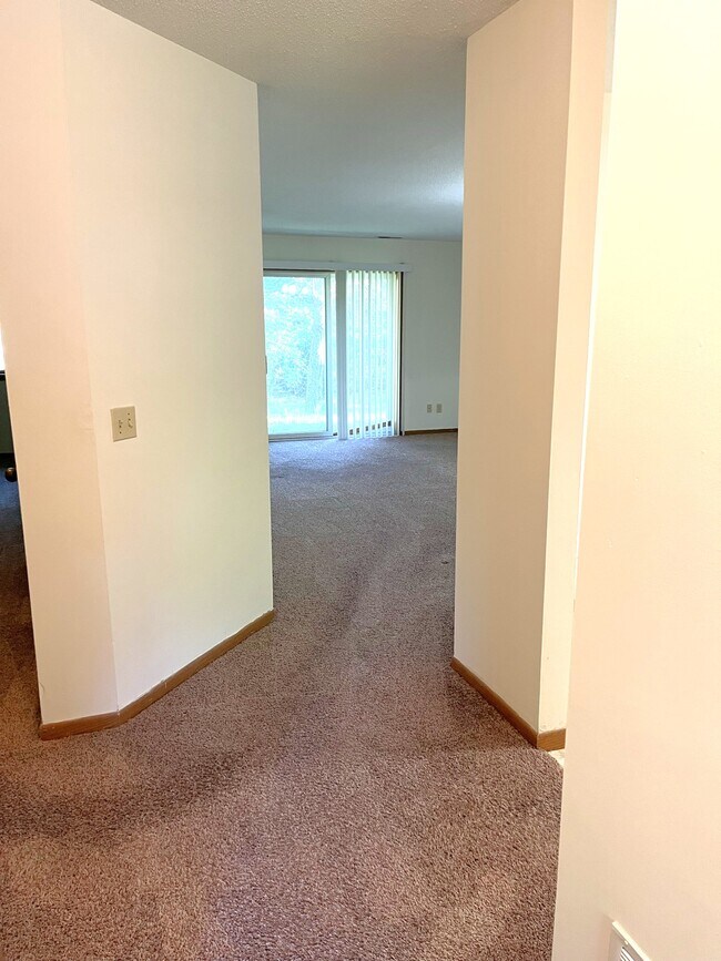 Building Photo - 844 Highview Dr