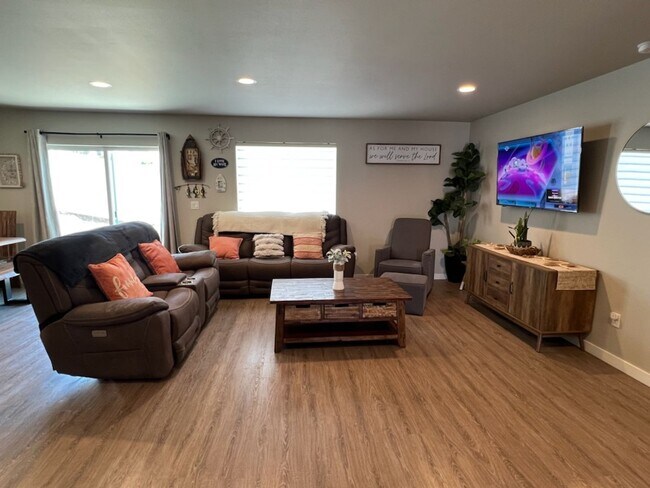 Foto del edificio - 3 bed/2 bath rambler style home! Double ga...