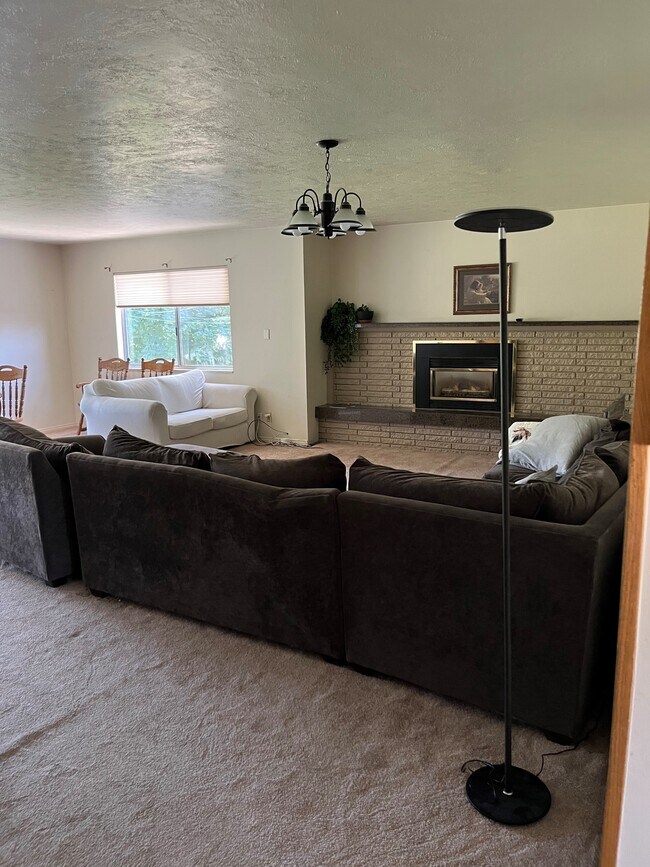 Very large living room - 752 E 2550 N