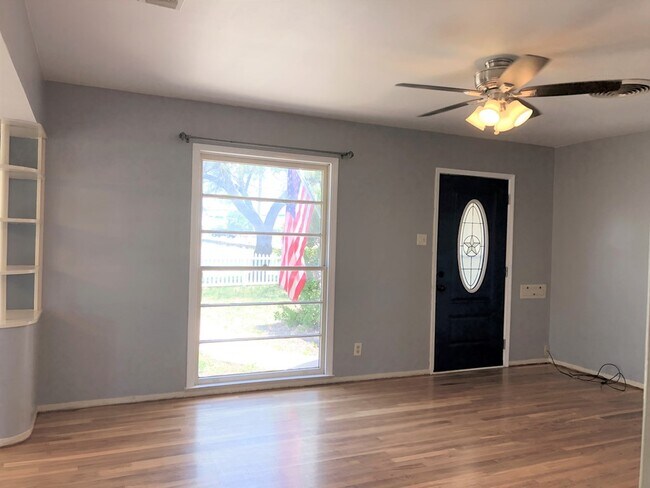 Building Photo - 203 La Salle Dr